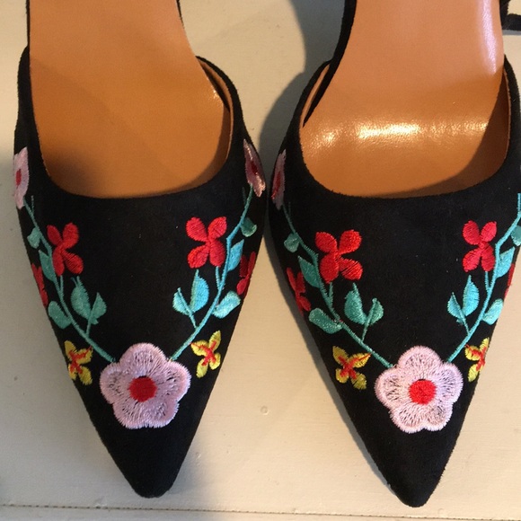 💜 NEW Embroidered flowers on velvet ,shoes - Picture 3 of 4